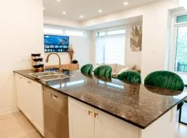 Luxury 2-Bed Townhouse Near Waterfront & Downtown