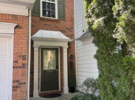 Beautiful and cozy house in Duluth!, hotel di Duluth