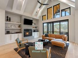 Luxury Lakefront Escape Pool Poker Hot Tub Fire Pit, hotel con hidromasaje en Mayhew