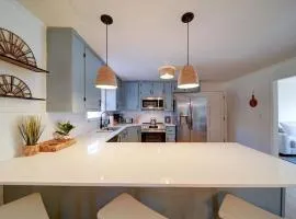 Cozy Riverside Cottage Fully Updated Quiet 3 beds
