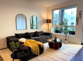 Bright Condo 10 Min from Disneyland With Pool & GYM, apartamento en Tustin