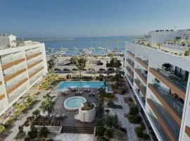 Luxurious Apartment with Sea View, Pools, Fitness
