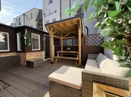Coastal Comfort Seaside Cabin with Spacious Garden, lodge en Margate