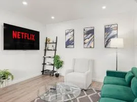 Foothills Oasis w Private Balcony & Free Parking#3