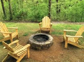 Windy Ridge-Pet-Friendly Smoky Mountain Cabin with Fishing Access, Fenced Yard & Free Tickets
