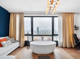 LUXURY APARTMENT IN OLD TBILISI WITH TERRACe, hotel com banheiras de hidromassagem em Tbilisi
