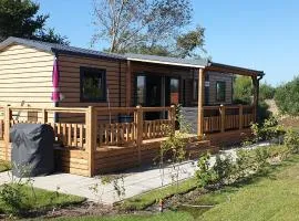 Nieuw chalet JV10 Renesse met 3 slaapkamers 2 badkamers airco veranda en parkeren bij accommodatie