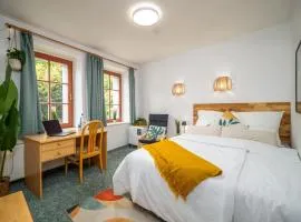 Ruhiges Zimmer mit Gartenblick & Schreibtisch