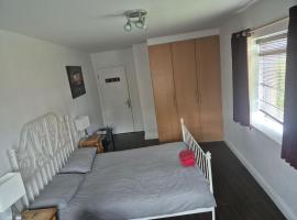 New Comfortable room beside tramline, hotel en Citywest