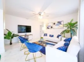 The Blue 4Bedroom Home - Pool & Spa Retreat