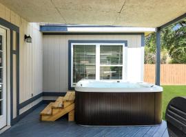 Hot Tub Paradise Air Hockey Games Swing Set Bbq, hotel in San Antonio