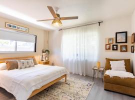 2BD 2BA Bungalow 5 min Dania Beach 15 min Hard Rock Stadium, hotel in Dania Beach