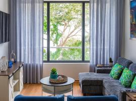 Comfy Island Escape Close to Beach - Pool, apartment in Gibson Bight