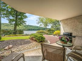 Epic Views and Pool Access! Gem on Big Boulder Lake、レイク・ハーモニーのアパートメント