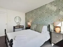 Large 2-br City Home Free Parking Sleeps 6