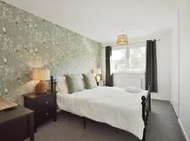 Large 2-br City Home Free Parking Sleeps 6