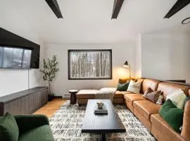 Cozy Poconos Retreat - pool table, hot tub, fire pit