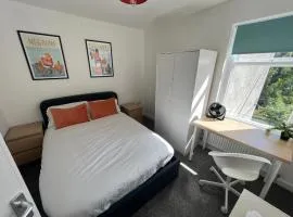 Warrington House - Sleeps 6 - WiFi - Free Parking - Contractor Friendly