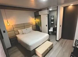 Epic Suite 313 Deluxe Airport Family 3H 10P