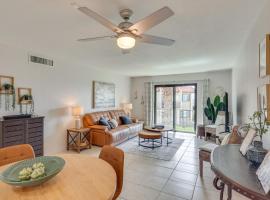 Less Than 2 Mi to London Bridge Chic Condo with Pool Access, hotel v destinaci Lake Havasu City