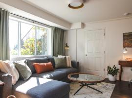 Modern Lynn Valley Retreat with Mountain and City Views, hotel v destinaci North Vancouver