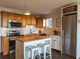 Modern Lynn Valley Retreat with Mountain and City Views, hotel en North Vancouver