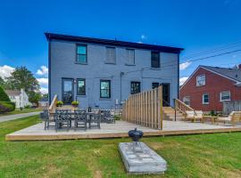 3 Mi to Dtwn Updated Home with Hot Tub in Lexington, hotel in Lexington