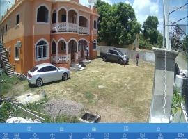 Glenmuir villas, hotel com estacionamento em May Pen