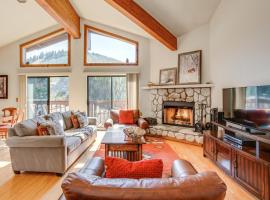 Less Than 1 Mi to Diamond Peak Townhome with Lake Views, hôtel à Tyrolian Village