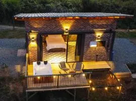 Romantic Glamping Cabin with Jacuzzi & Views