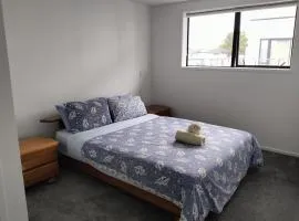 Cozy 2 Bed CBD Retreat by Latimer Square