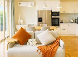 Stylish 4BR Easy CBD Access Walk to Train & Shops, ξενοδοχείο στη Μελβούρνη