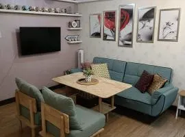 East Raya Gardens Near BGC LIBIS 2Bedroom with Veranda Netflix Internet Pool