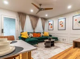 Cozy Luxe Escape, Raleigh 2BR Getaway, Sleeps 4, Pets, Kids & Business Travelers Welcome