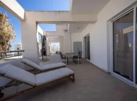 Penthouse, City Center, Walking to Beach