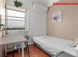 Freshly Modernized Single Room- Well-Connected Suburb Shared Bathroom