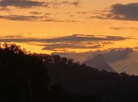 Eagles Rest -4WD AWD access -a private retreat for two-、Upper Burringbarのホテル