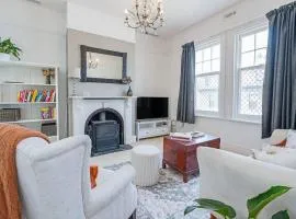 Dolly's Cottage - Timeless Retreat near Hobart CBD