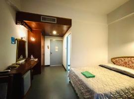 โรงแรมรอยัลจอมมณี เฮอริเทจ, hotel v destinaci Ban Na Kai