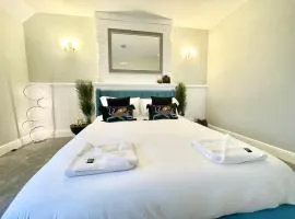 Coastline Retreats - Underwater Apartment - 2 minutes from the beach -Netflix