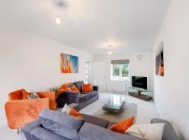 6 Bedroom 3 Bathroom House in Bicester Village