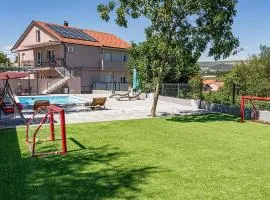 Amazing Apartment In Zmijavci