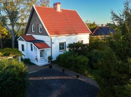 Bright 4BR Hilltop Villa Close to Gothenburg City, hotel di Mölnlycke