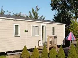 Chalet Meerwijck mit Terrasse am Wasser und Meer mit Schwimmbad