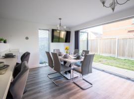 Luxury Deluxe Favoured Home - 4 bedroom - 10 Guests - Contractors Welcome, hotel v Manchesteru