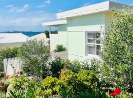 The Bunkie @ Ethel & Odes, villa in Bundeena