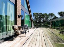 Nordic Bliss Cozy Villa with Jacuzzi & Sauna in Nørdstebø、Nørdstebøのホテル