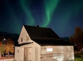 Sigridtunet - 4 bedroom Arctic experiences by the sea, with great opportunities to see the Northern lights dancing just for you!