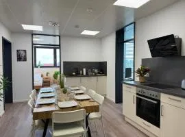 Deluxe 5-Bedroom Apartment with Modern Kitchen and Two Bathrooms