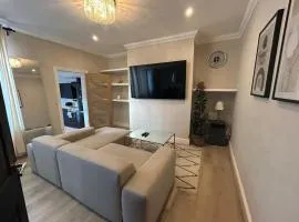 Bright 4-Bedroom Maisonette Family & Work Stays